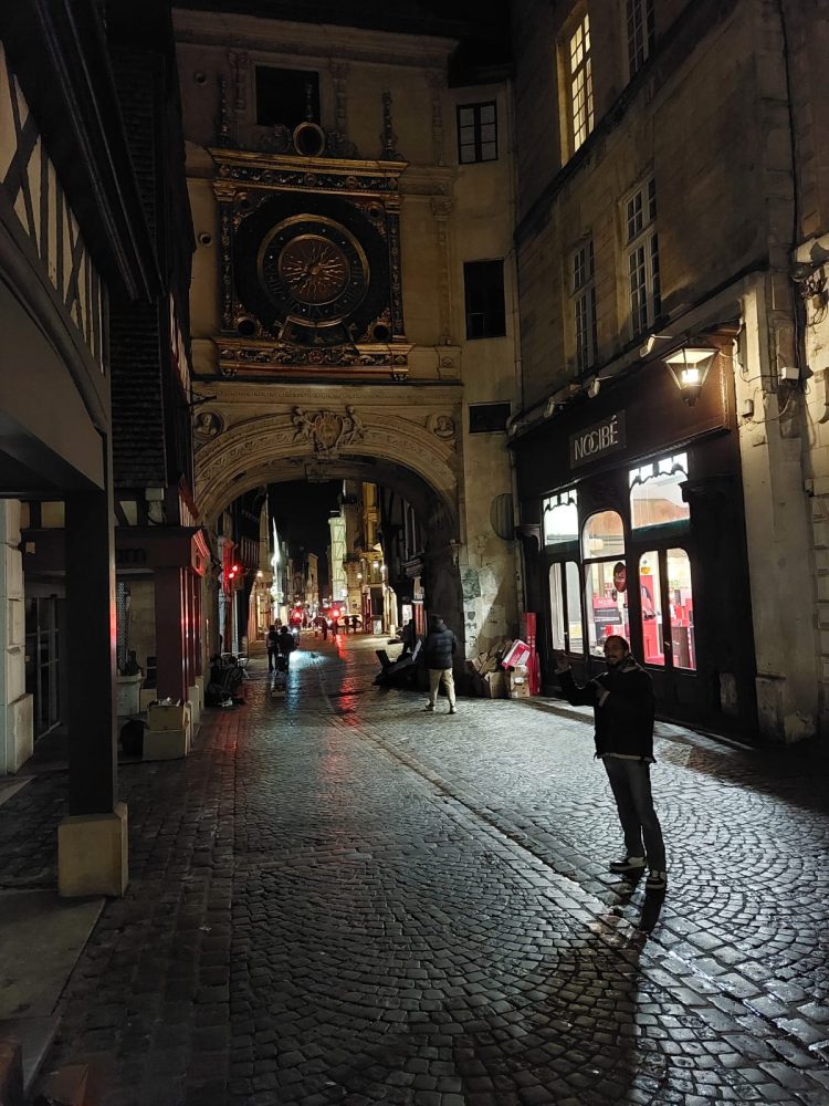 Après une pose signalétique à Rouen, une visite des rues de Rouen par notre équipe Cédric et Jérémie ! Une bonne pause gourmande s'impose #Rouen #Visite