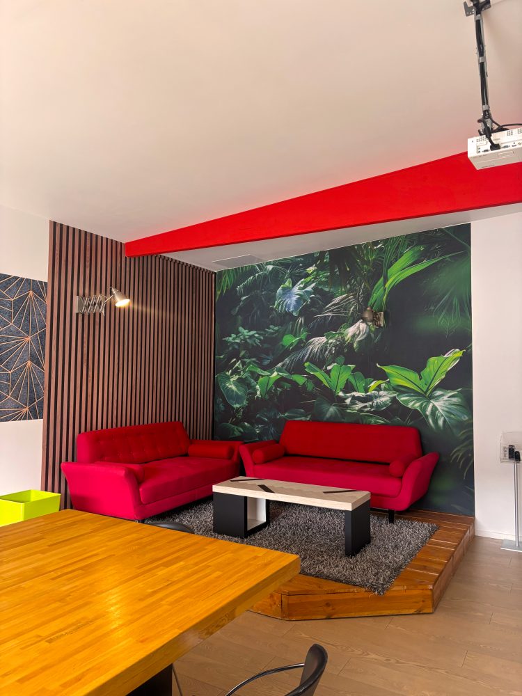 Habillage mural adhésif effet bois et lin – décoration murale pour bureaux et espaces professionnels - Transformer un espace