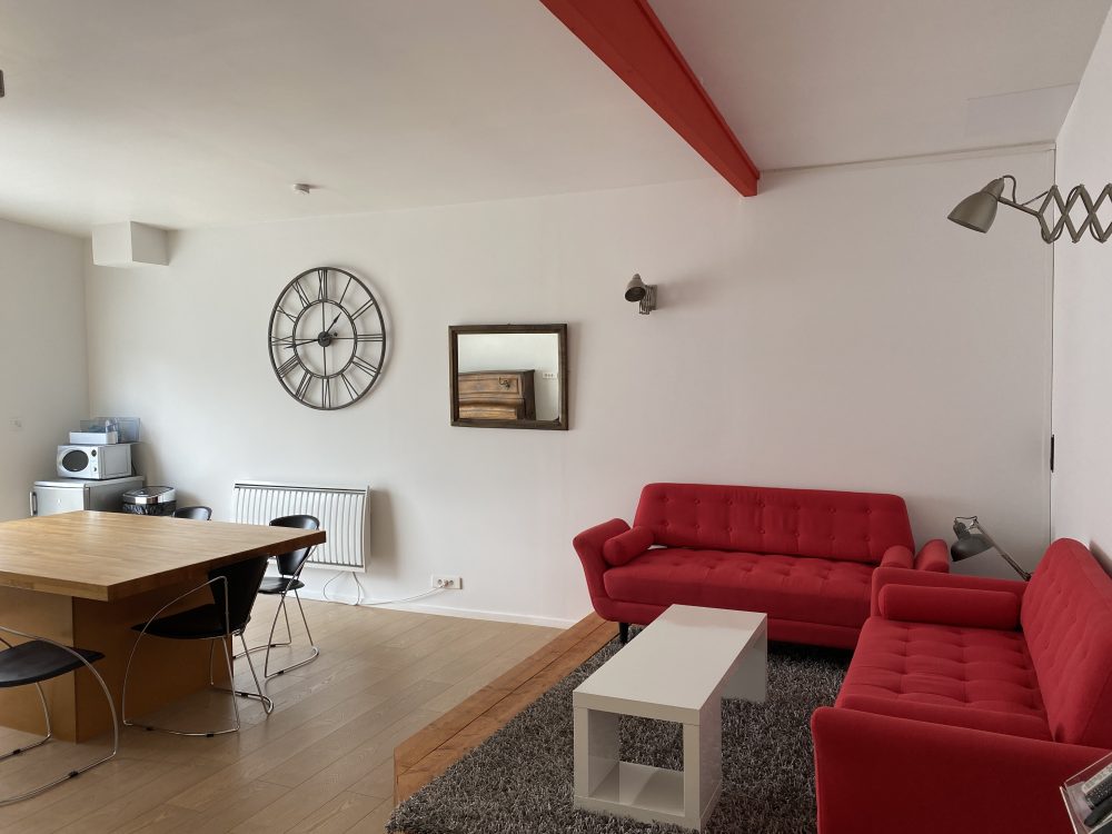 Vue de la salle de réunion avant travaux – sol d'origine, murs blancs sans habillage, mobilier standard