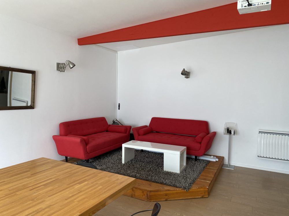 Salle de réunion avant réaménagement – pièce professionnelle ancienne sans décoration ni habillage